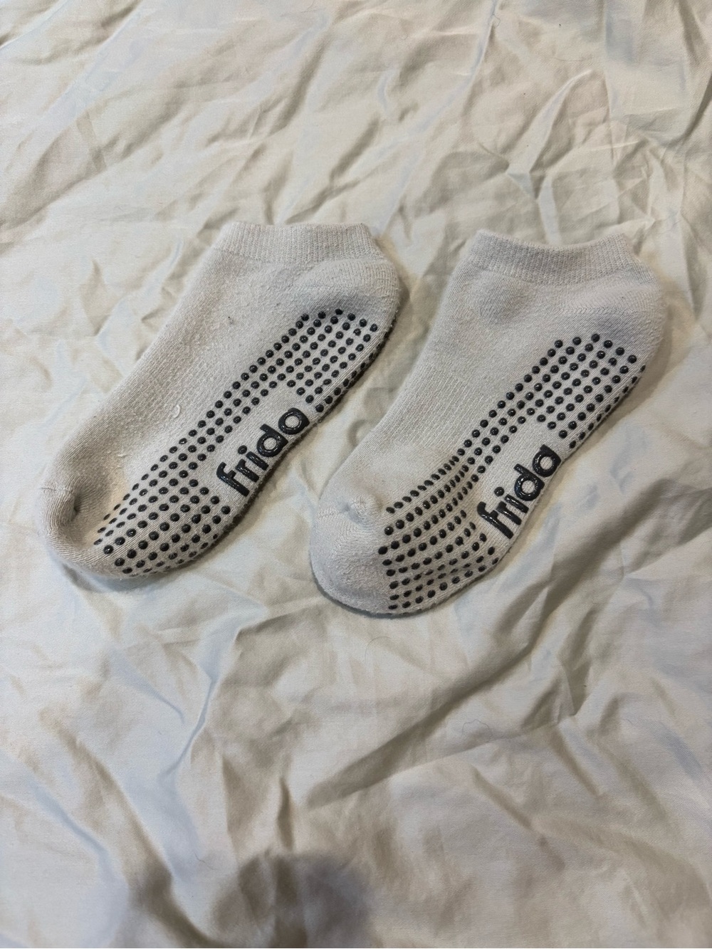 Frida Mom Gray Non-Slip Women's No-Show Slipper Socks